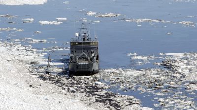 Oljebekämpningsfartyget Hylje samlar upp olja i Finska viken utanför Borgå 2003