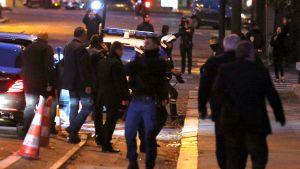 Hariri (i telefon) tillsammans med sin säkerhetspersonal i Paris tidigt på morgonen lördagen den 18 november 2017. Hariri (i telefon) tillsammans med sin säkerhetspersonal i Paris tidigt på morgonen lördagen den 18 november 2017.