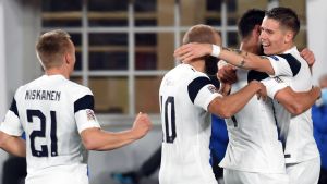 Taylor skrev 1–0 på tavlan på Olympiastadion mot Bulgarien. Finland firar mål.