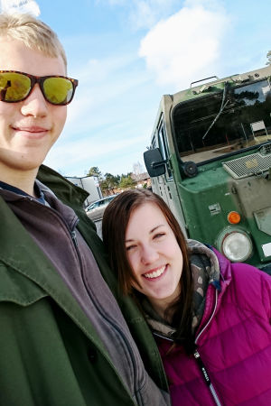 Philip och Maria tidigare idag utanför Visby på Gotland. Unga om värnplikt i sverige.