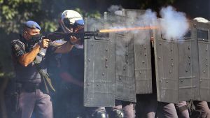 Demonstranter möttes av kravallpolis i São Paulo 31.5.2020. Både hälsokrisen och den politiska krisen tillspetsas. Demonstranter möts av kravallpolis i São Paulo 31.5.2020. Både hälsokrisen och den politiska krisen tillspetsas.