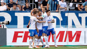 IFK Norrköping firar Simon Skrabbs mål.