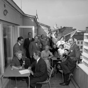Radion teatteriosaston näyttelijöitä Yleisradion Unioninkadun kattoterassilla auringonpaisteessa vuonna 1952.