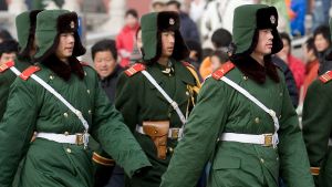 Personer som vägrar göra militärtjänst straffas med poängavdrag. Kinesiska soldater marscherar i Peking