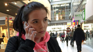 Janina Eriksson, 16 år, har inte hört om Sello-händelserna eller om flickor som blivit misshandlade. Janina Eriksson