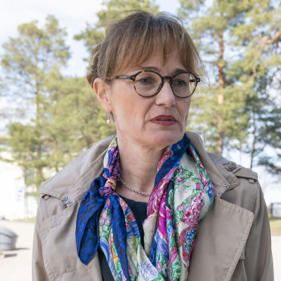Maija Kaukonen tittar åt sidan.