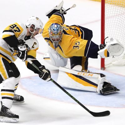 Pekka Rinne möter Sidney Crosby på isen.