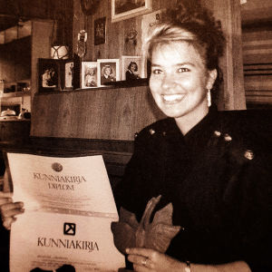 Hymyilevä nuori Arja Koriseva voitettuaan diplomin laulukilpailussa.