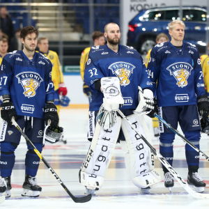 Palve, Tirronen, Friman inför matchen. Oula Palve, Rasmus Tirronen och Niklas Friman lyssnar på nationalsången.