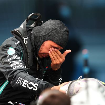 Lewis Hamilton liikuttui, kun seitsemäs maailmanmestaruus varmistui Istanbulissa 2020.