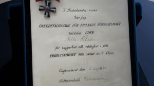 Leif Ceders pappa tilldelades ett diplom av marskalk Mannerheim. Diplom av marskalk Mannerheim till Folke Nilsson