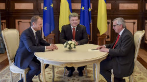 Petro Porosjenko vill se Ukraina integreras med EU, men han är också bunden till det gamla systemet, menar Nayyem. European Council President Donald Tusk, Ukrainian President Petro Poroshenko (C) and European Commission President Jean-Claude Juncker (R) speak during their meeting near the Presidential office in Kiev, Ukraine,