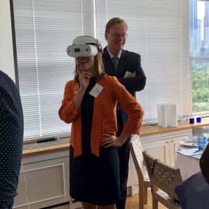 Li Andersson med VR-glasögon Li Andersson prövar VR på Finlands generalkonsulat i New York.