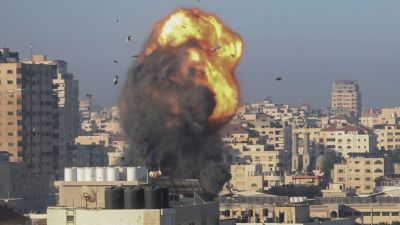 Här bombas en av byggnaderna i centrala Gaza City, som uppges ha koppling till Hamas-rörelsen. Bilden är tagen på lördagen.