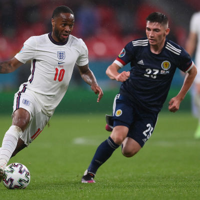 Billy Gilmoure försvarar mot Raheem Sterling.