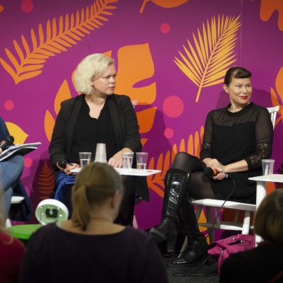 Marit Lindqvist, Anna Friman, Hannele Mikaela Taivassalo och Sara Ehnholm Hielm diskuterar på Helsingfors Bokmässa 2019.
