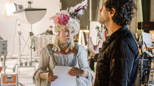 Anna (Mia Skäringer) har fått en filmroll, regissören är Josef Fares. manhand men det blir inte helt som de tänkt sig. Anna Svensson (Mia Skäringer) är på filminspelning och är klädd i en 1700-tals klänning och talar med fiktiva regissören (Josef Fares).
