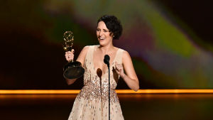 Phoebe Waller-Bridge tar emot Emmypriset för bästa kvinnliga komediskådespelare. Phoebe Waller-Bridge jublar med emmystatyetten hon fått för bästa kvinnliga huvudroll i komediserie.