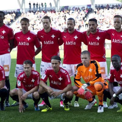 HIFK:s startelva tar gruppbild inför säsongens sista derby.