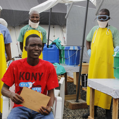 En patient i Liberia avslutar sin medicinkur efter att ha övervunnit sjukdomen.