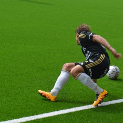 Seinäjoen Jalkapallokerhon pelaaja nurmella omasp-stadionilla.