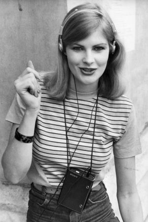Walkman, freestyle, korvalappustereo... den älskade manicken hade många namn. Fotomodellen på arkivbilden blev tyvärr aldrig namngiven. En modell lyssnar på musik med sin Walkman, fotot taget 1980.