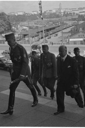 Presidentti Mannerheim saapuu eduskunnan juhlaistuntoon 4.8.1944 Presidentti Mannerheim saapuu eduskunnan juhlaistuntoon. Helsinki, Eduskuntatalo 1944.08.04