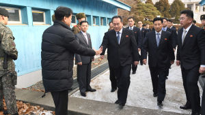Nord- och Sydkorea har förhandlat om vinter-OS i stilleståndsbyn Panmunjom Den nordkoreanska delegationen med Ri Son-Gwon i spetsen anländer till mötet om vinter-OS med Sydkorea.