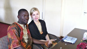 Michael och Sara Kanu som nygifta på Finlands ambassad i Sierra Leone. I väntan på Leon