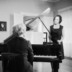 Meri ja Taru Valjakka 1965 tv-ohjelmassa "Sibelius koulukaupunkinsa maisemissa". Taru Valjakka ja Meri Louhos esiintyvät 1965 tv-ohjelmassa "Sibelius koulukaupunkinsa maisemissa.