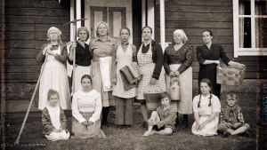 Skådespelarna i Lumpänglars väg rekonstruerar ett gammalt fotografi. Rekonstruerat foto av hur de fabriksarbetande kvinnorna vid Oravais fabrik såg ut, med skådespelarna i Lumpänglars väg.