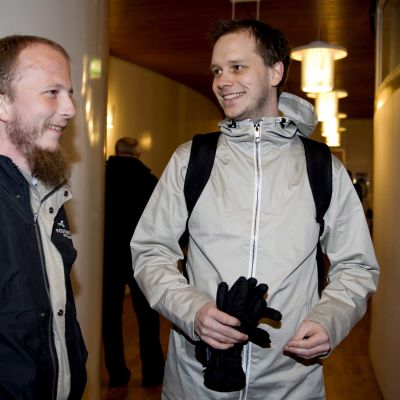 Pirate Bayn perustajat Gottfrid Svartholm Warg ja Peter Sunde tukholmalaisessa oikeustalossa.