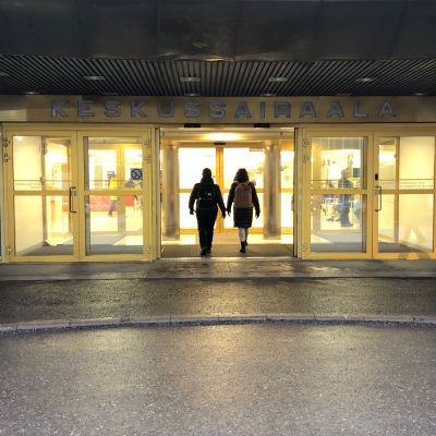 Huvudingången till ett sjukhus. Ovanför dörren står det på finska centralsjukhus.