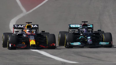 Max Verstappen i närkamp med Lewis Hamilton.