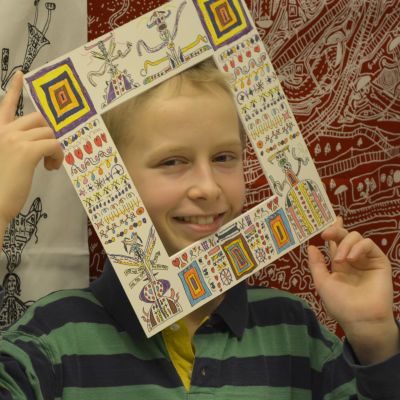Lauri Valola poseeraa tekemiensä kehysten takaa.