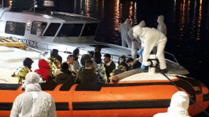 Migranter i hamnen i Lampedusa, Sicilien 12 mars 2020. Migranter ombord på båt i hamnen i Lampedusa, Sicilien i mars 2020.