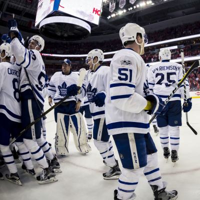 Toronton pelaajat juhlivat maalia.