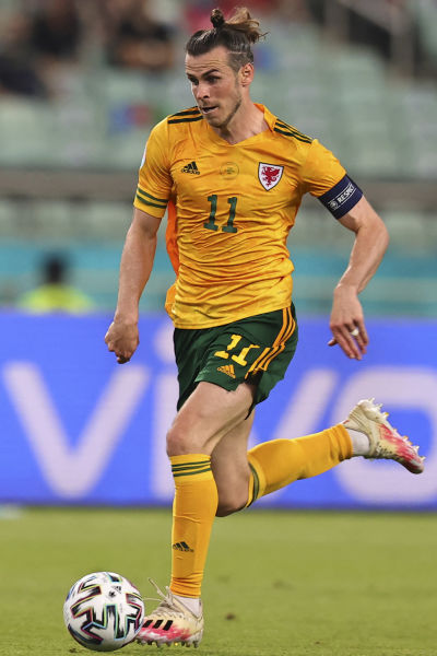 Gareth Bale avancerar med bollen.
