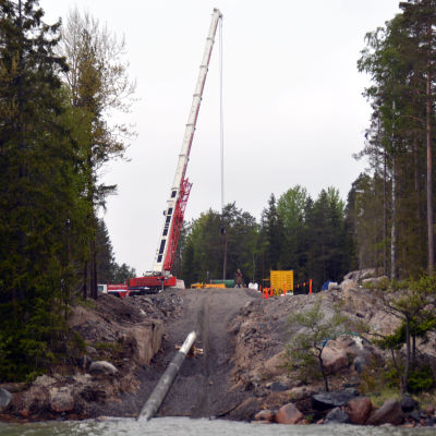 Gasrör som kommer upp från havet på land.