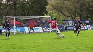 HIFK:s Youness Rahimi anfaller mot FC Lahtis Youness Rahimi skjuter mot FC Lahtis mål.