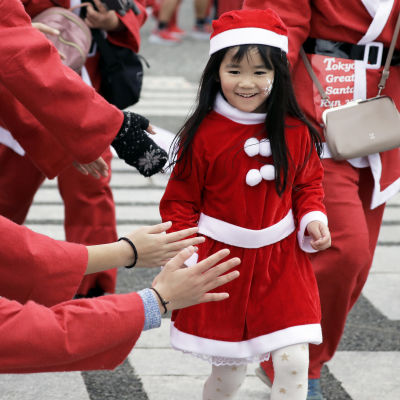 En japansk flicka klädd i tomtedräkt deltog i ett välgörenhetslopp i Tokyo den 22 december. 