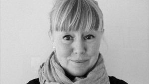Linda Ahlbäck säger att vi alltid kan bli bättre på att hantera situationer med barn inblandade. En svartvit bild på en blond kvinna som ser in i kameran.