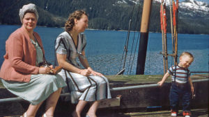 Kaksi naista ja pieni lapsi Alaskassa arviolta 50-luvulla.