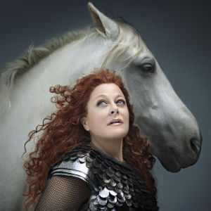 Eva-Maria Westbroek esittää Sieglindea