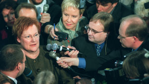 Förutom Niinistö är det bara Tarja Halonen som ställt upp i omval som sittande president sedan Finland år 1994 övergav elektorssystemet och införde direkt val. Bilden tagen år 2000 när Halonen första gången valdes till president. Tarja Halonen toimittajien ympäröimänä presidentinvaalien ensimmäisellä kierroksella vuonna 2000.