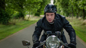 Pastori Will Davenport tykkää vauhdista. Rooliaan varten näyttelijä Tom Brittney hankki moottoripyöräkortin. Grantchester-sarjan viidennen kauden jaksoja.