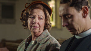 Rouva Chapman (Tessa Peake-Jones) ja kappalainen Leonard (Al Weaver). Grantchester-sarjan viidennen kauden jaksoja.