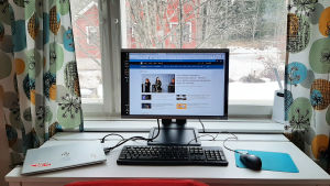 Coronaepidemin har gjort det möjligt att jobba till exempel på sommarstugan i större utsträckning än tidigare. Työpiste kotona.