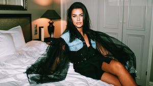 Rebecka Forsberg har noterat att innehållet på Instagram har blivit ytligare under de sex åren hon har varit aktiv. Mörkhårig vit kvinna sitter på en säng och tittar in i kameran.