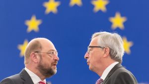 Martin Schulz och Jean-Claude Juncker är goda vänner. EU-parlamentets talman Martin Schulz och kommissionens ordförande Jean-Claude Juncker i EU-parlamentet 26.11.2014